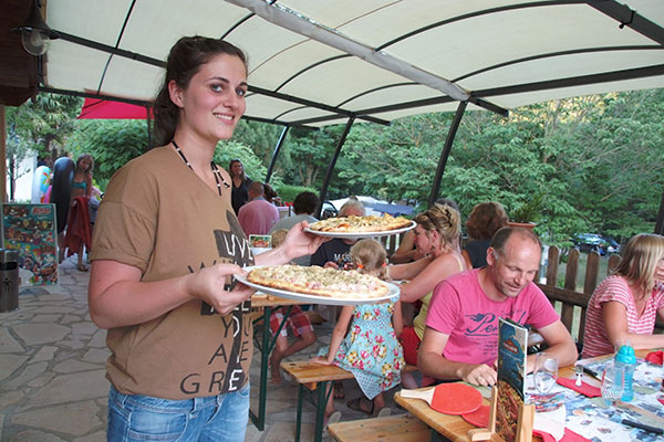 bar en restaurant profiteert van uw 3-sterren camping in de Ardèche